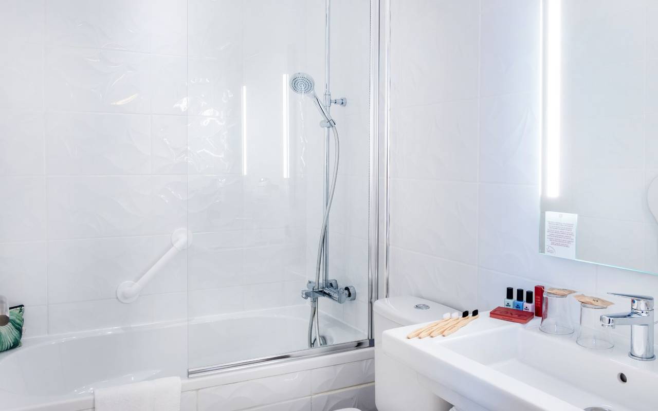 bathroom with bathtub - Vacation Pyrénées – Hôtel Sainte-Rose